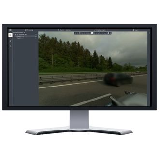 Écran d’ordinateur affichant le logiciel Leica Pegasus OFFICE avec une anonymisation en temps réel, montrant des éléments floutés sur une autoroute pour un traitement de données conforme aux règlements de protection.